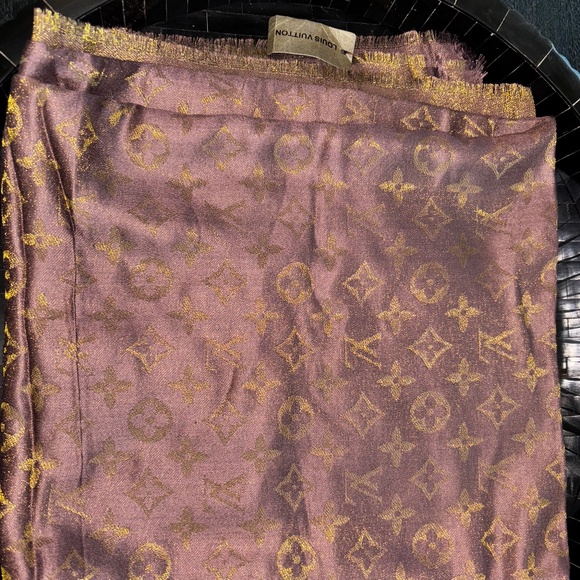 Louis Vuitton Monogramed Silk Shawl. 60% silk, 40% wool. - Picture 9 of 15